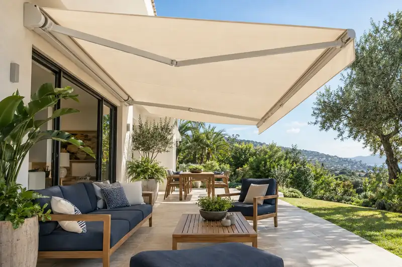 Varanda ensolarada com vista para o jardim e o mar
